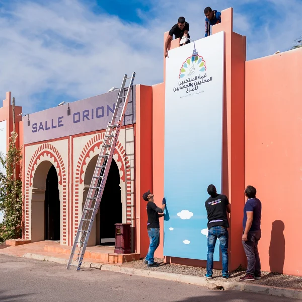 équipe installation et pose divers supports publicitaires