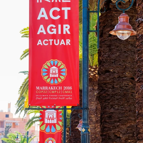 pose oriflammes marrakech